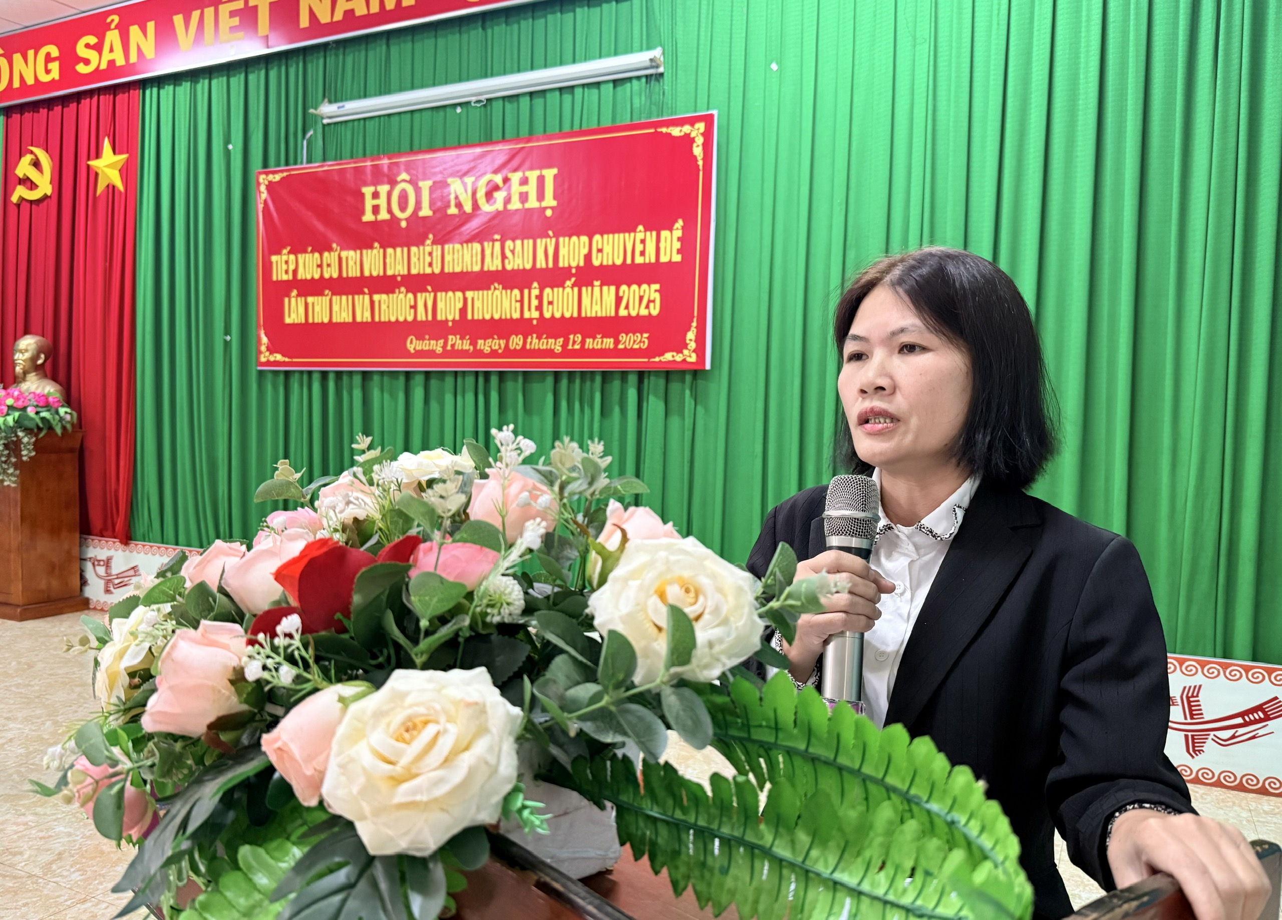 đồng chí Trần Thị Minh Thành – Phó Chủ tịch HĐND xã báo cáo về kết quả kỳ họp chuyên đề lần thứ Hai, HĐND xã Quảng Phú khóa I